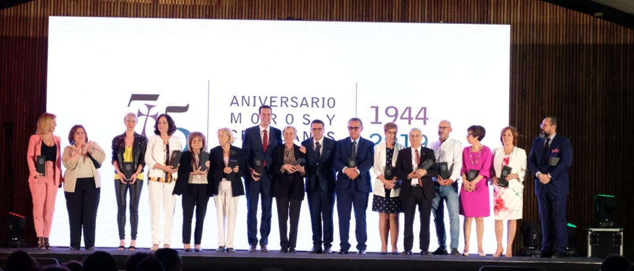 La Plaza Castelar se llenó de homenajes en un acto de marcado carácter institucional que presentó la periodista eldense Pepa Blanes.