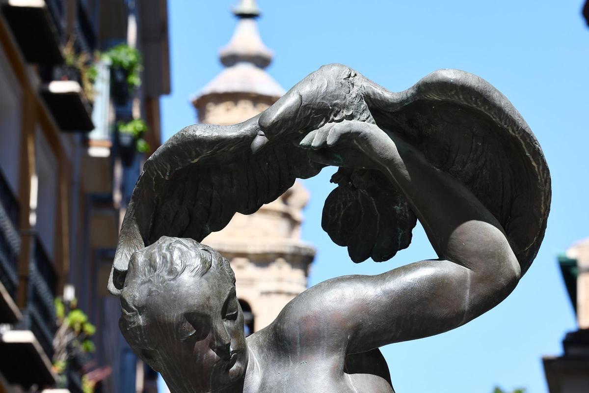 Un águila se posa en la mano de una popular escultura del centro de Zaragoza