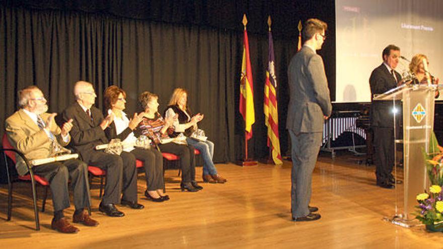 Los premiados, a la izquierda, ayer en el auditorio del Casal de Cultura.