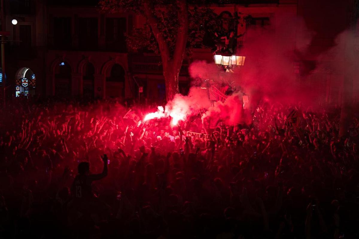 Celebración en Canaletes de la consecución del título de Liga para el Barça, en un partido disputado ante el Espanyol.