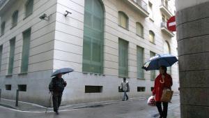 BARCELONA 16/1/2006 FACHADA DEL CUARTEL DE LA GUARDIA CIVIL EN LAS ESQUINAS DE LA CALLE RIERETA Y SANTA ELENA CON LAS CAMARAS DE VIGILANCIA QUE HAN IDENTIFICADO AL AGRESOR DE UNA MUJER QUE FUE ASALTADA . FOTO CARLOS MONTAÑES. SEGURIDAD CIUDADANA , VIDEOVIGILANCIA , CAMARA DE VIDEO , GURDIA CIVIL , CUARTELES , BARCELONA , CALLE SANTA ELENA / SANT PAU , IDENTIFICACIONES , DETENCIONES POLICIALES , DETENCION AUTOR TIRON MORTAL ANCIANA 12/01/2006 , ROBOS , TIRONES _ PUBLICADA EPC 1701/2006 P 42 _ GENERAL, PLANO _ EDIFICIO