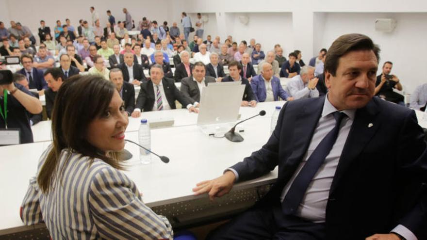 La alcaldesa de Elche, Mercedes Alonso, y el presidente saliente, José Sepulcre, antes de empezar la junta de accionistas, esta tarde