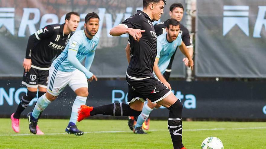 David Grande lanza el penalti con el que se adelantaba el Lealtad en Barreiro.