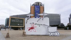 Dibujo a gran escala de una niña siria instalado delante de la Comisión Europea en Bruselas. 