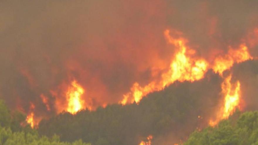 El incendio de Artana sigue con virulencia y entra en la sierra de Espadán