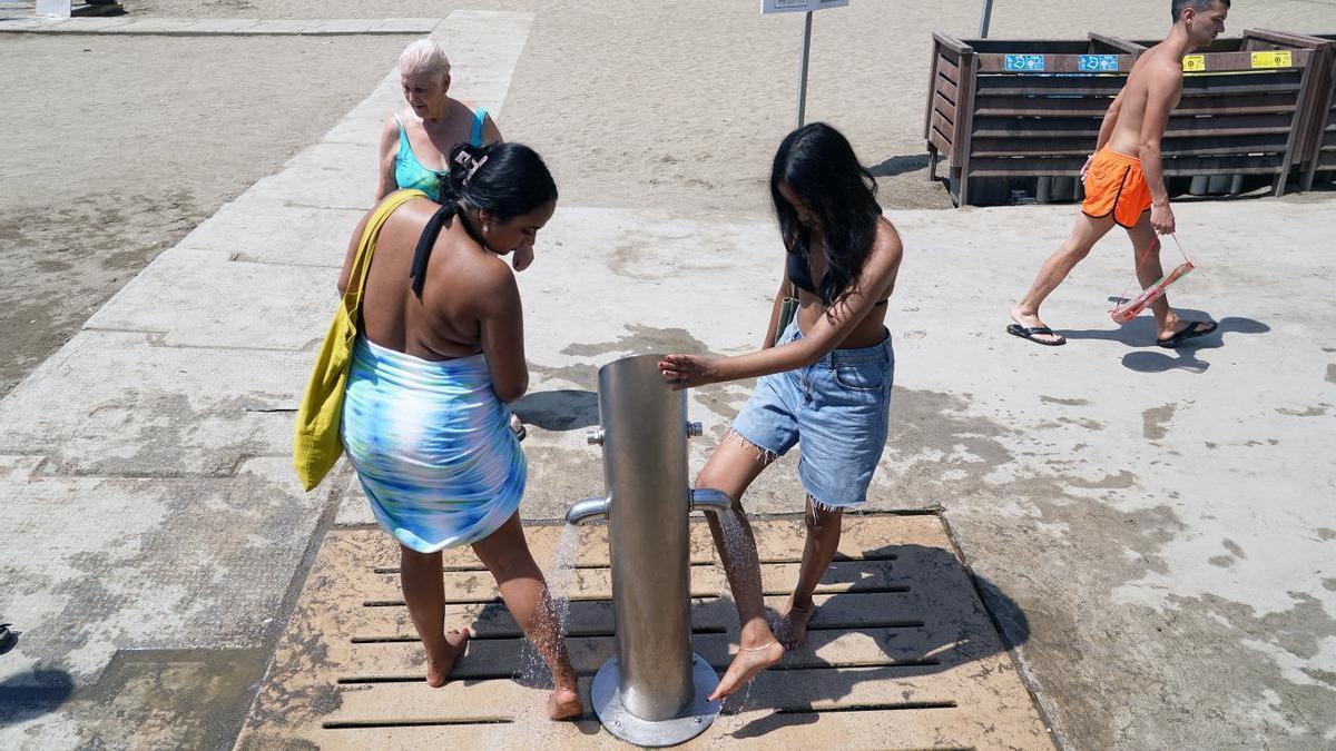 Usuarios de las playas de Málaga este pasado verano usando las duchas y lavapiés