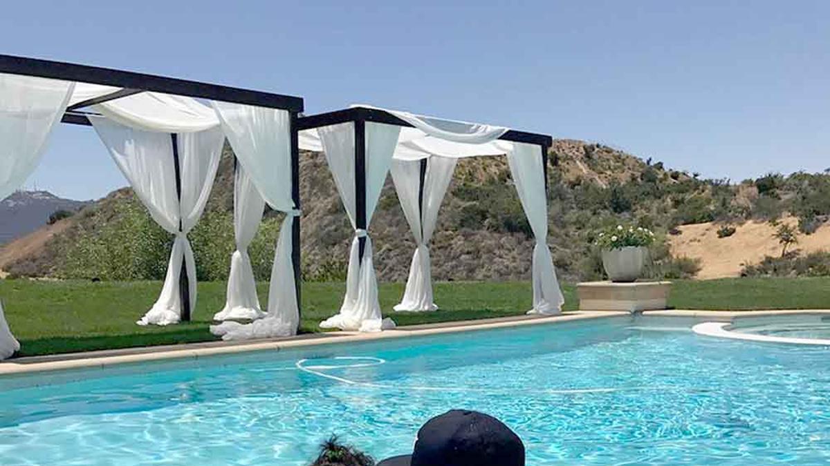 Rob Kardashian en la piscina con su hija