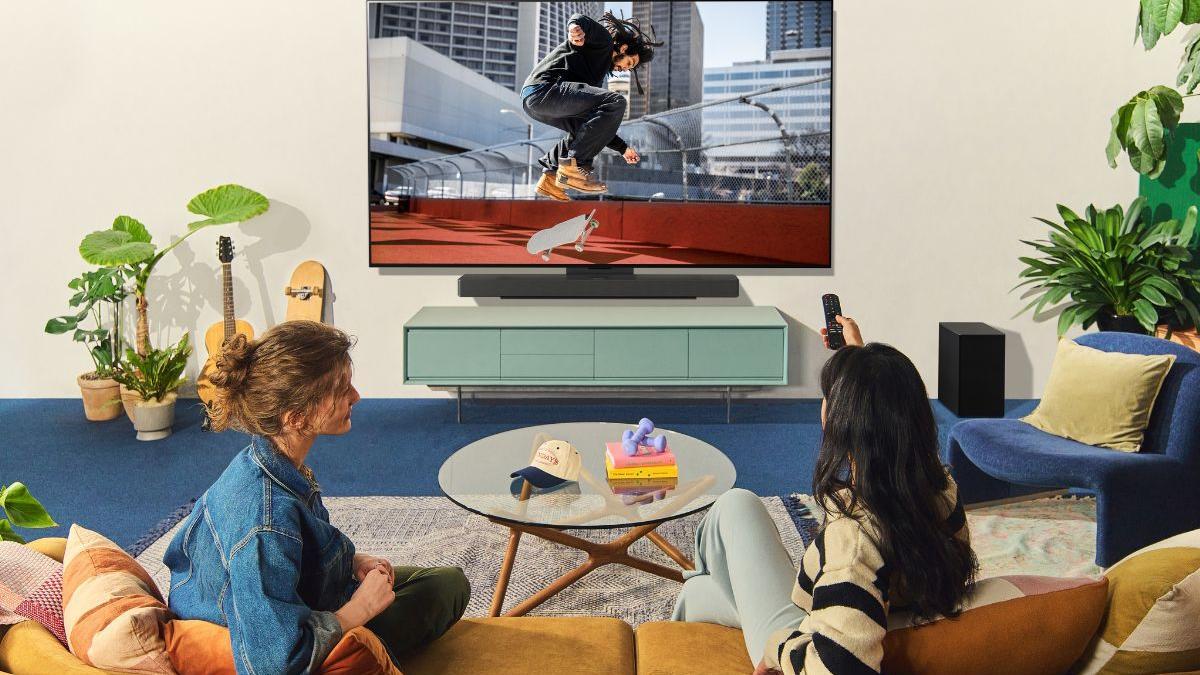 Disfruta de la experiencia futbolística que mereces con la combinación perfecta de los TV con el único negro puro y las mejores barras de sonido