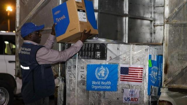 La OMS y USAID entregan 500 kits de atención clínica y suministros para la prevención y el control de infecciones a medida que se intensifican los esfuerzos de control del brote del virus de Marburgo.