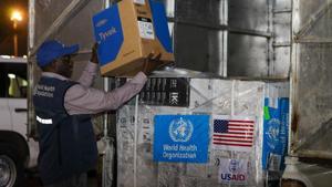 La OMS y USAID entregan 500 kits de atención clínica y suministros para la prevención y el control de infecciones a medida que se intensifican los esfuerzos de control del brote del virus de Marburgo