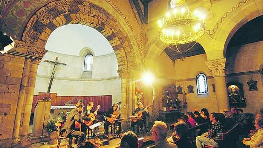 El concierto de «Entrequatre» en la iglesia de Ujo.