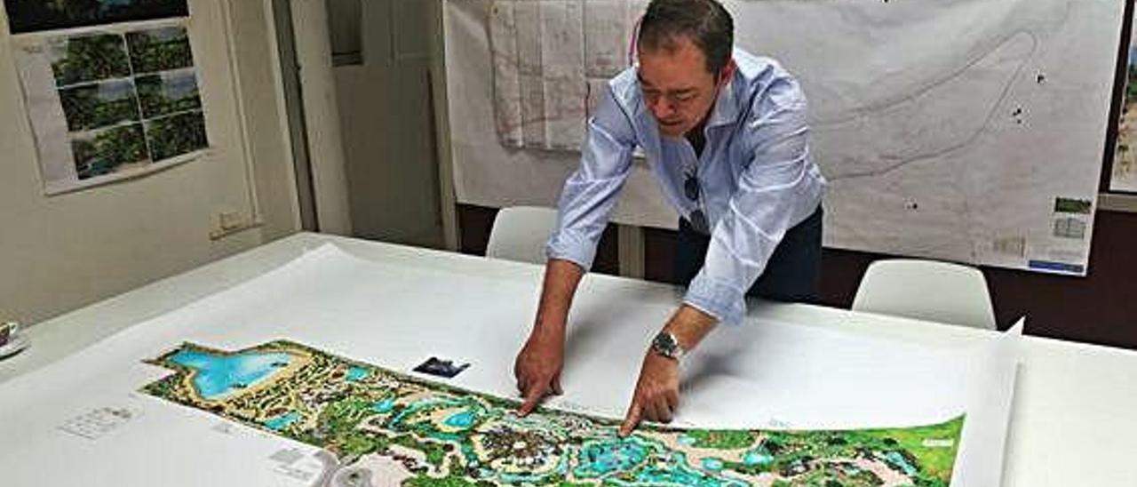 Christoph Kiessling, ayer, durante la explicación del proyecto en las oficinas de Loro Parque.