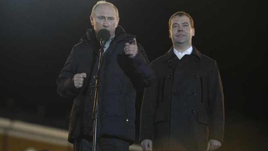 Putin y Medvedev, ante sus votantes.