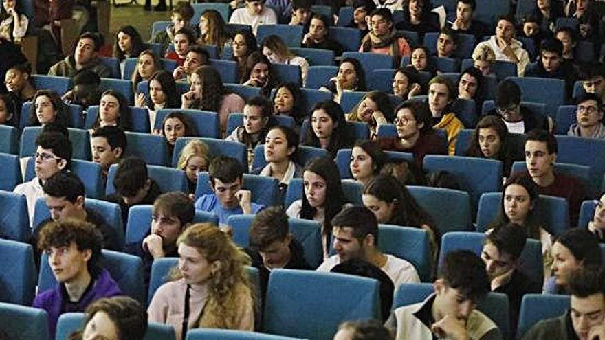 Estudiants assistents a l&#039;última jornada de Filosofia a secundària, aquest divendres, a Girona.