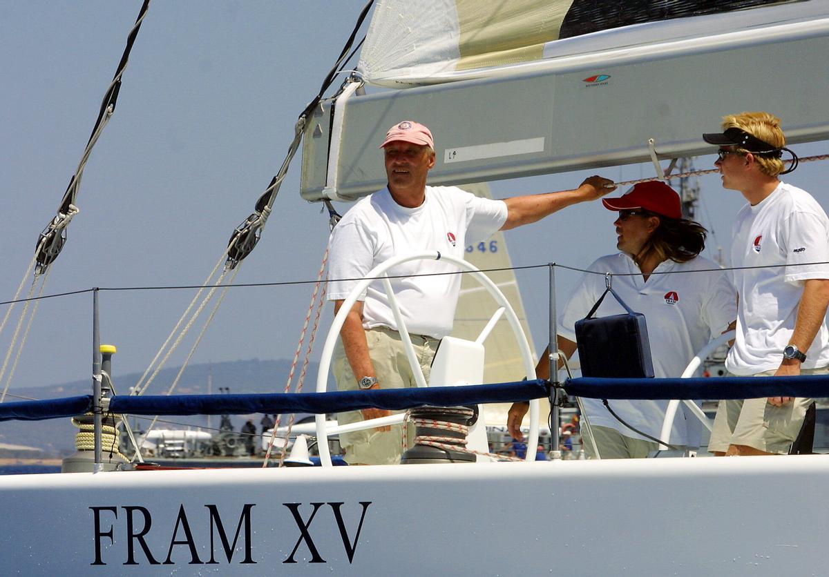 Harald de Noruega a bordo del 'Fram XV' en la Copa del Rey de 2003 Harald de Noruega a bordo del 'Fram XV' en la Copa del Rey de 2003