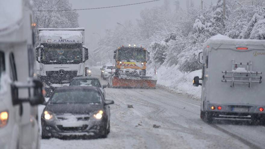 Fotogalería | La nieve complica la circulación por las carreteras del norte de Aragón