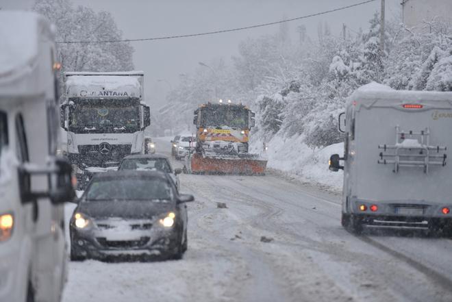 Fotogalería | La nieve complica la circulación por las carreteras del norte de Aragón