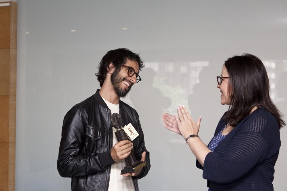 Entrega del premio Asturiano del Mes a Marc Vigil, director de la serie el 'Ministerio del tiempo'