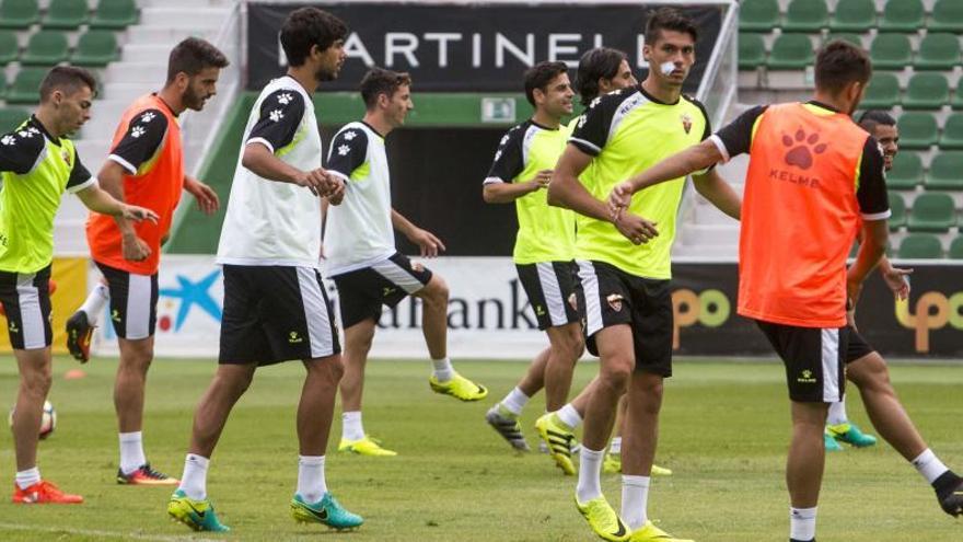 Un entrenamiento del Elche en el Martínez Valero