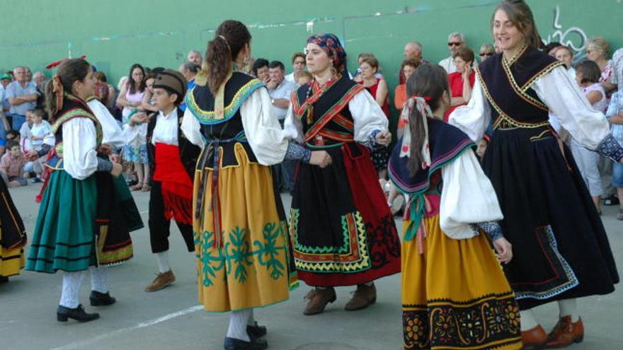 Un grupo folclórico baila durante la celebración del pasado año.