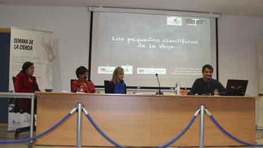 El profesor Rafael Pérez Romero (derecha) durante la presentación de su proyecto .