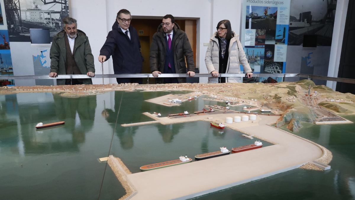El presidente del Principado, de visita guiada por el Puerto de Gijón (Vídeo)