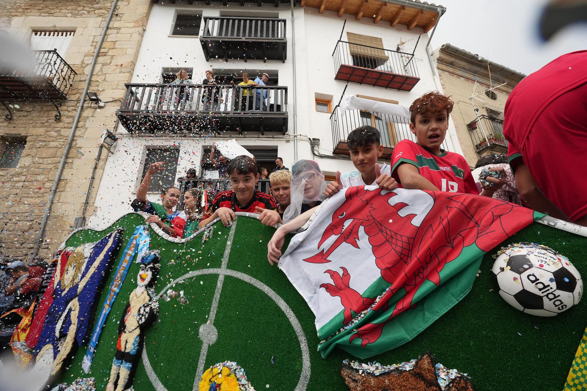 Búscate en el desfile de carrozas y disfraces de l'Anunci de Morella