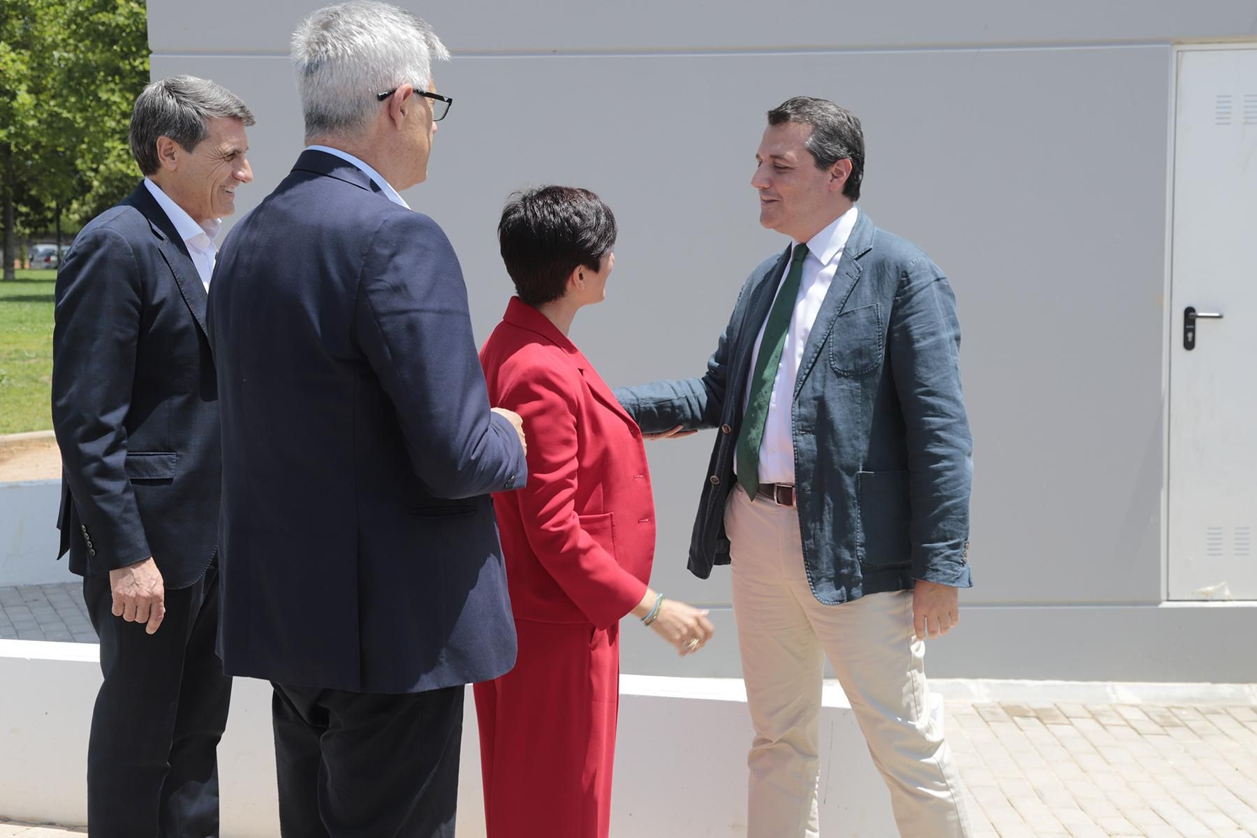 La ministra Isabel Rodríguez visita las viviendas de alquiler de mayores de Sama Naharro