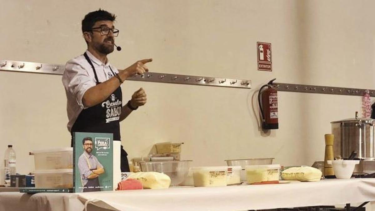 El chef aragonés impartió un taller frente a casi 100 socios.