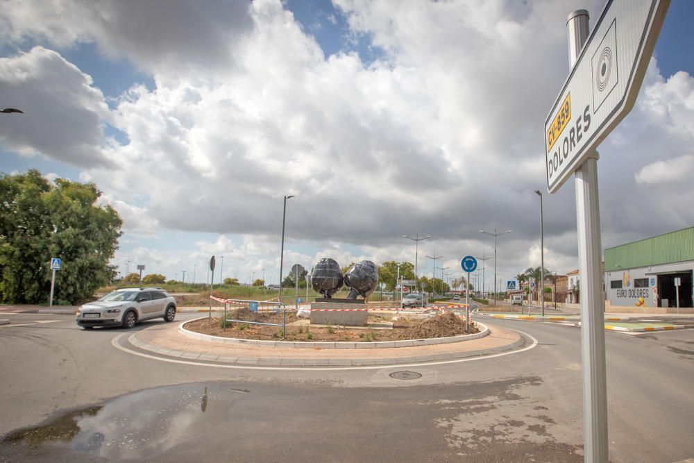 El proyecto de Manuel Gomáriz, adjudicado antes de la DANA y la crisis sanitaria, está ya ubicado sin inaugurar en la nueva glorieta de la carretera a San Fulgencio.