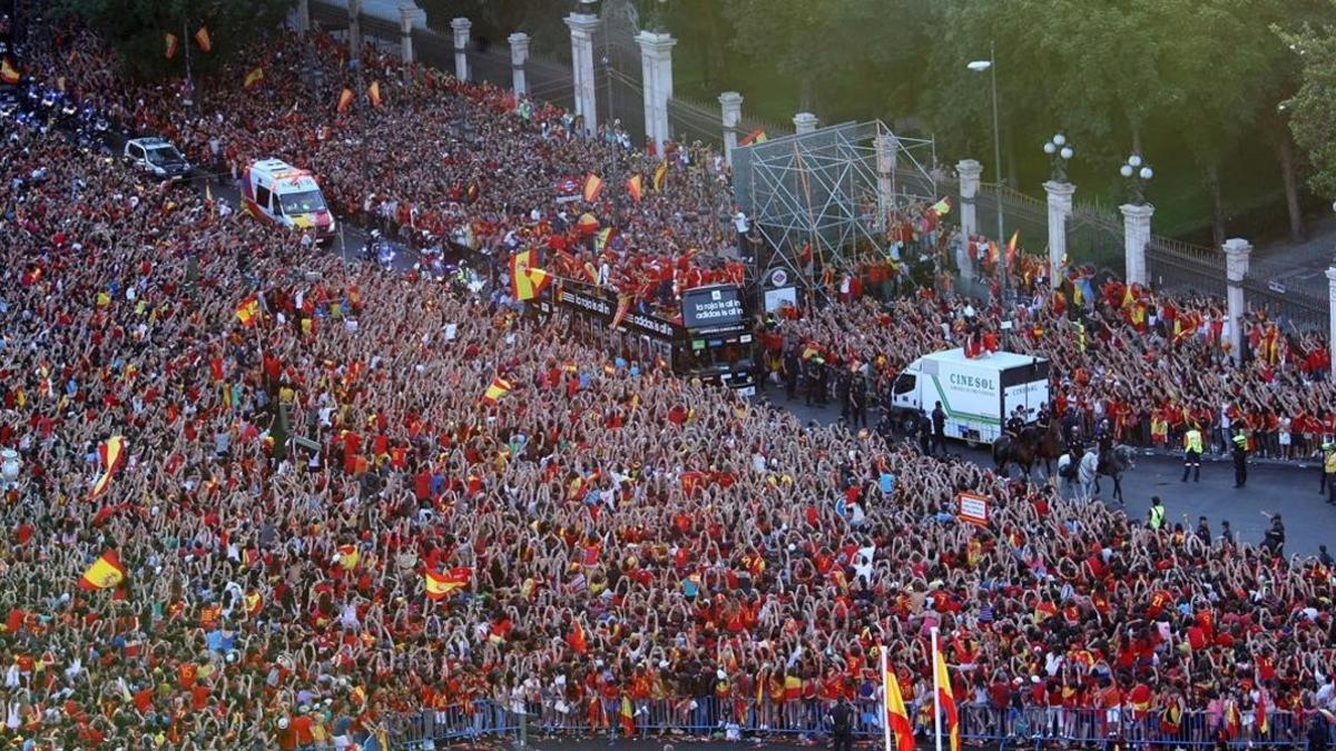 Miles de aficionados reciben a la selección española en Madrid tras alzarse con la Eurocopa del 2012.