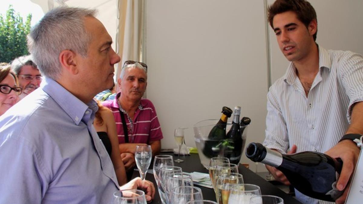 Pere Navarro, durante su visita al Cavatast de Sant Sadurní d'Anoia, este sábado.