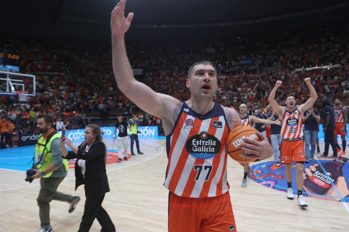 Así fue la celebración de los jugadores del Leyma Coruña en la pista Así fue la celebración de los jugadores del Leyma Coruña en la pista