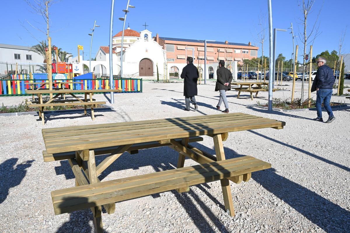 El jardín frente a la ermita de San Crispín cuenta con zona de juego infantil, seis mesas de merendero, nueva iluminación y arbolado de sombra