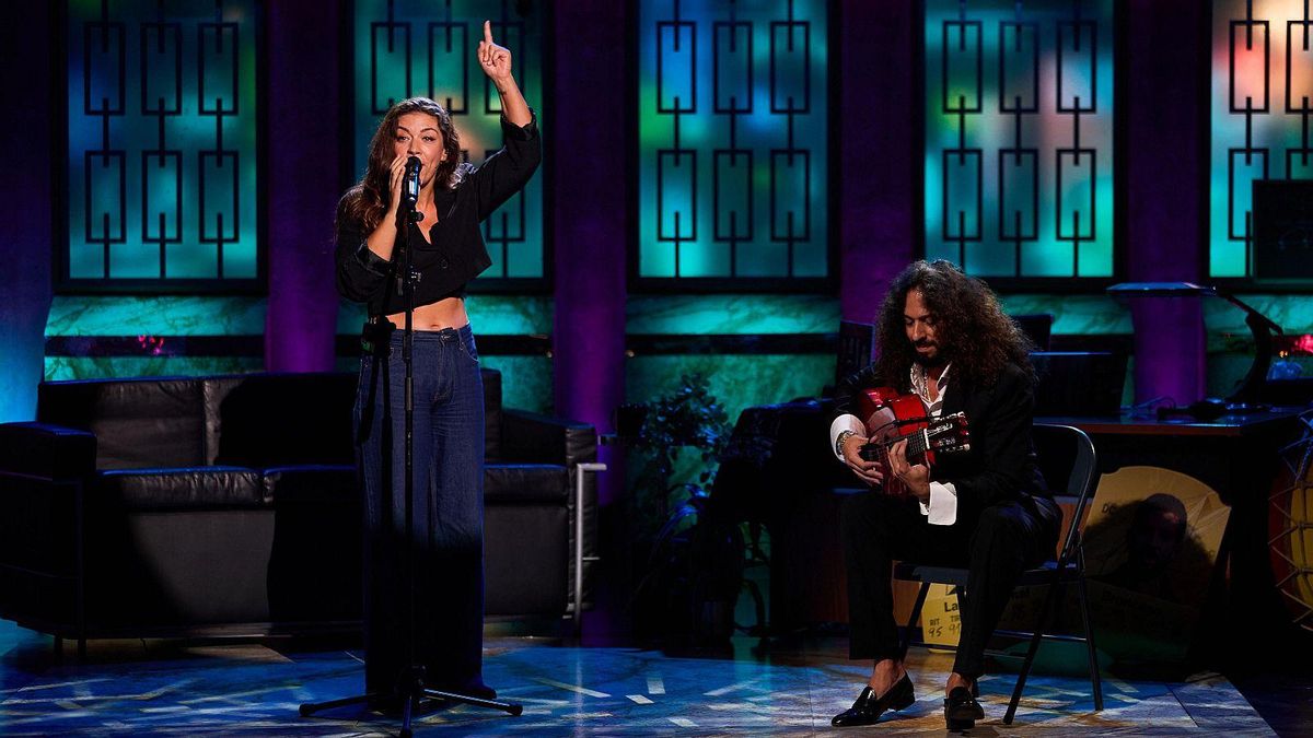 La cantaora Sandra Carrasco y el guitarrista Joni Jiménez durante su actuación en el programa de David Broncano 'La Revuelta', la primera actuación musical del programa