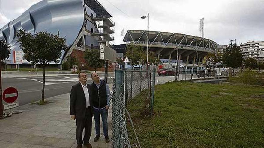 Caballero y Regades, en una visita a la parcela que acogerá el edificio.  // R.G.