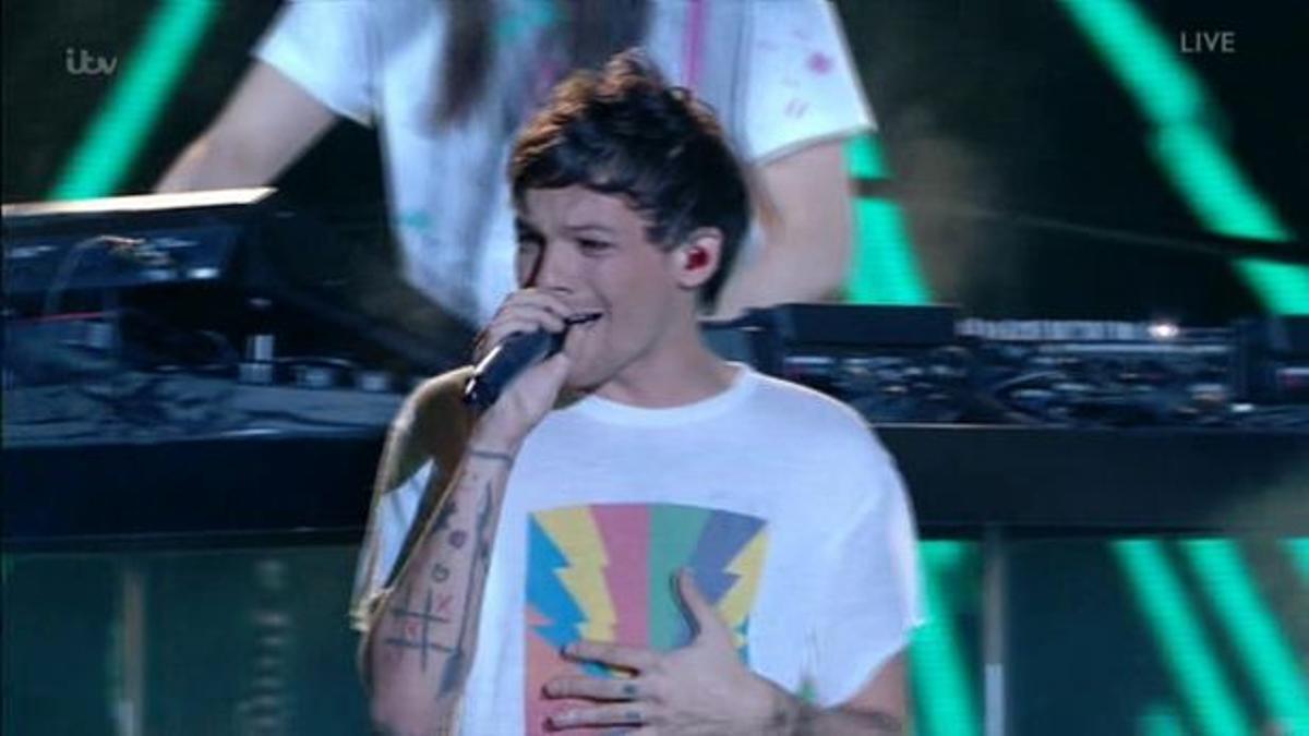 Louis Tomlinson actuando en 'X Factor' tras la muerte de su madre