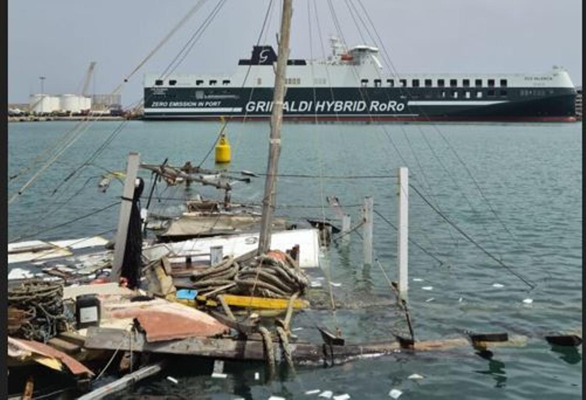 Daños en la batea del puerto de València, con la terminal de Grimaldi al fondo.