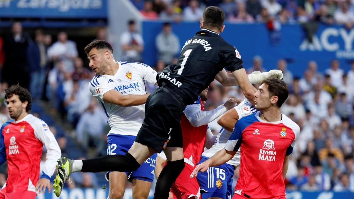 Bakis salta a por un balón aéreo con Joan García ante el Espanyol.