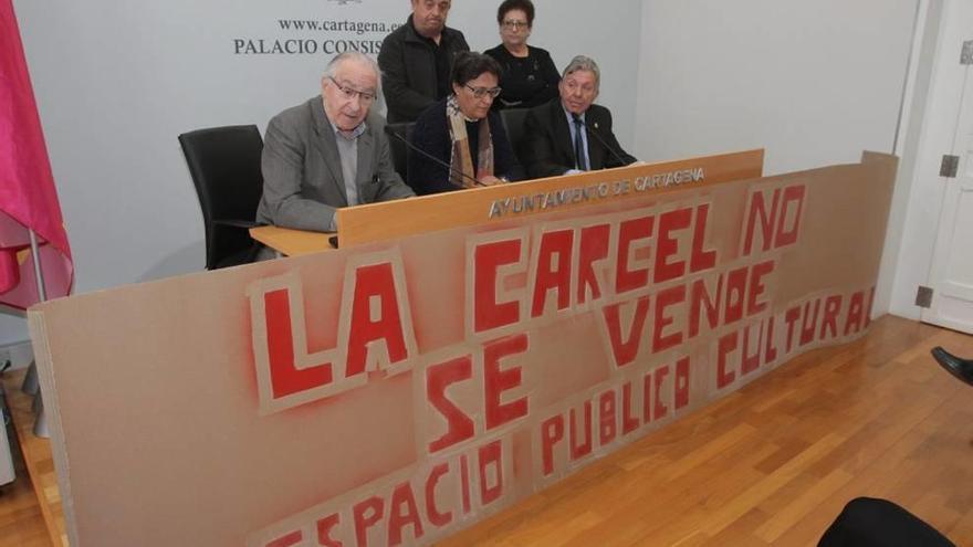 Luis Sánchez, de la Favcac (i), y los portavoces de la plataforma Esperanza López (c) y Asensio Albaladejo (d).