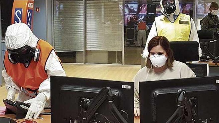Especialistas desinfectan un edificio público de Mallorca para evitar el contagio por coronavirus.