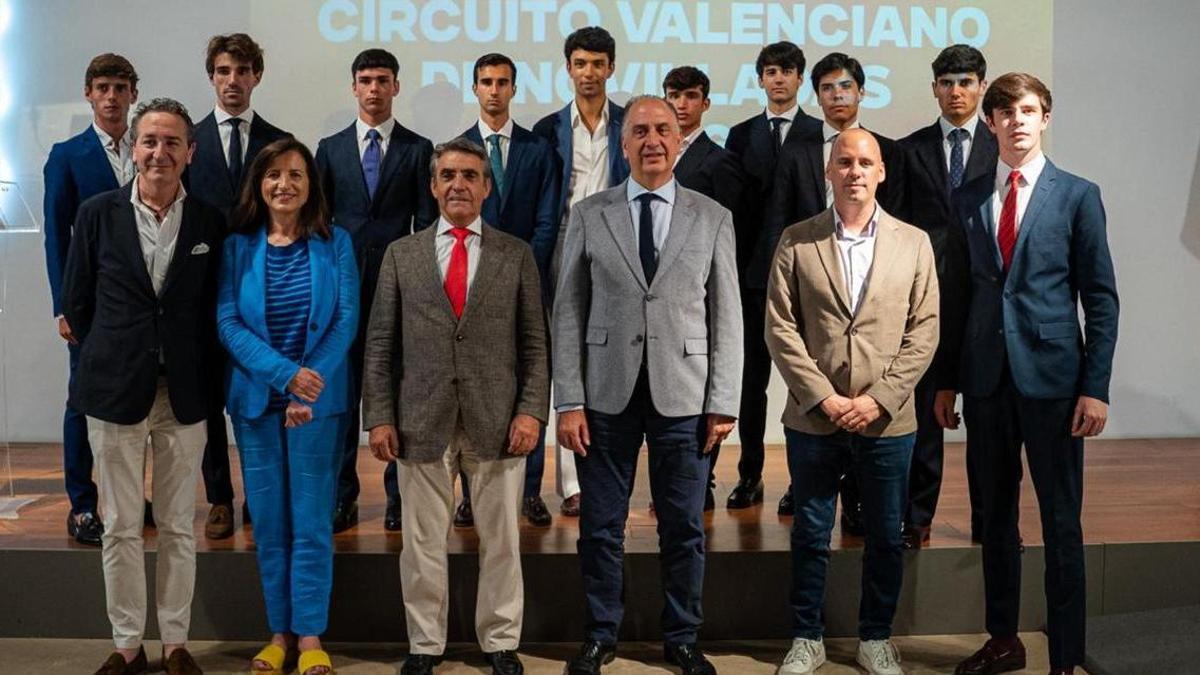Todos los novilleros participantes en el Circuito Valenciano de Novilladas 2026 junto a las autoridades durante tras la presentación