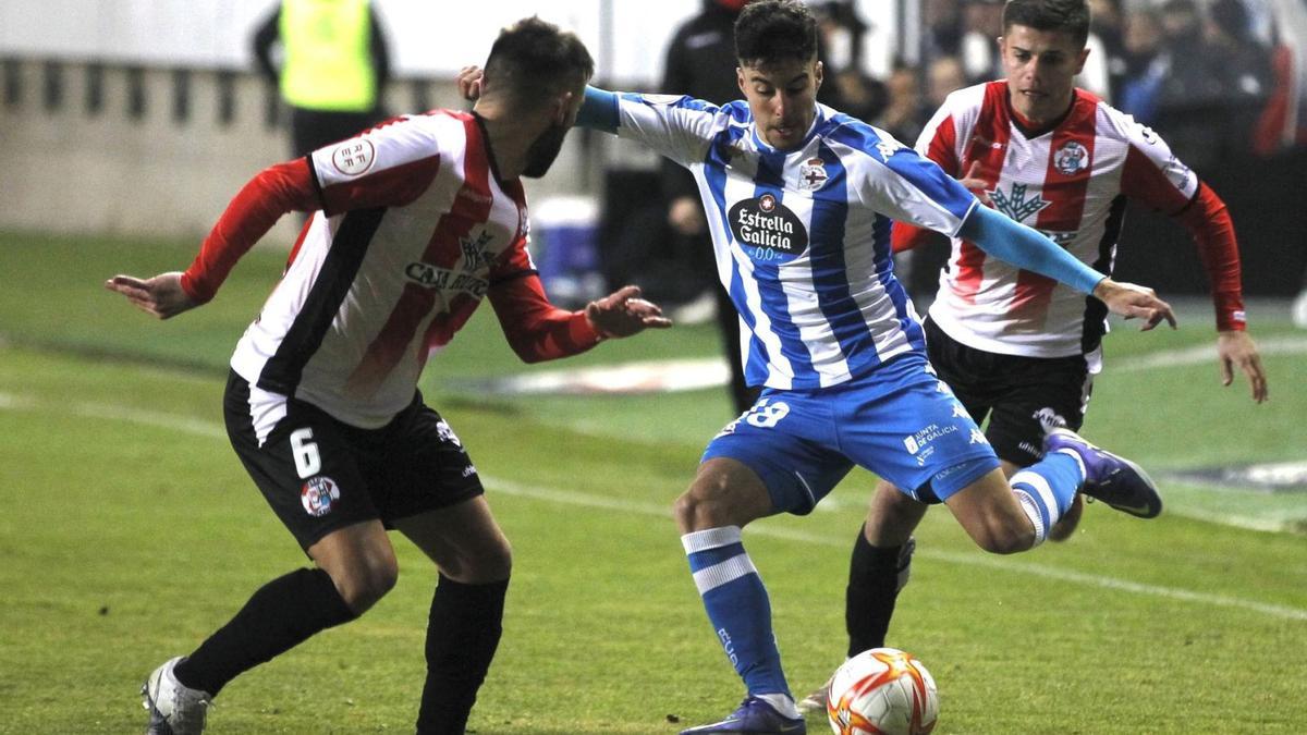 El lateral Aguirre, entre dos rivales del Zamora. |  // LOF