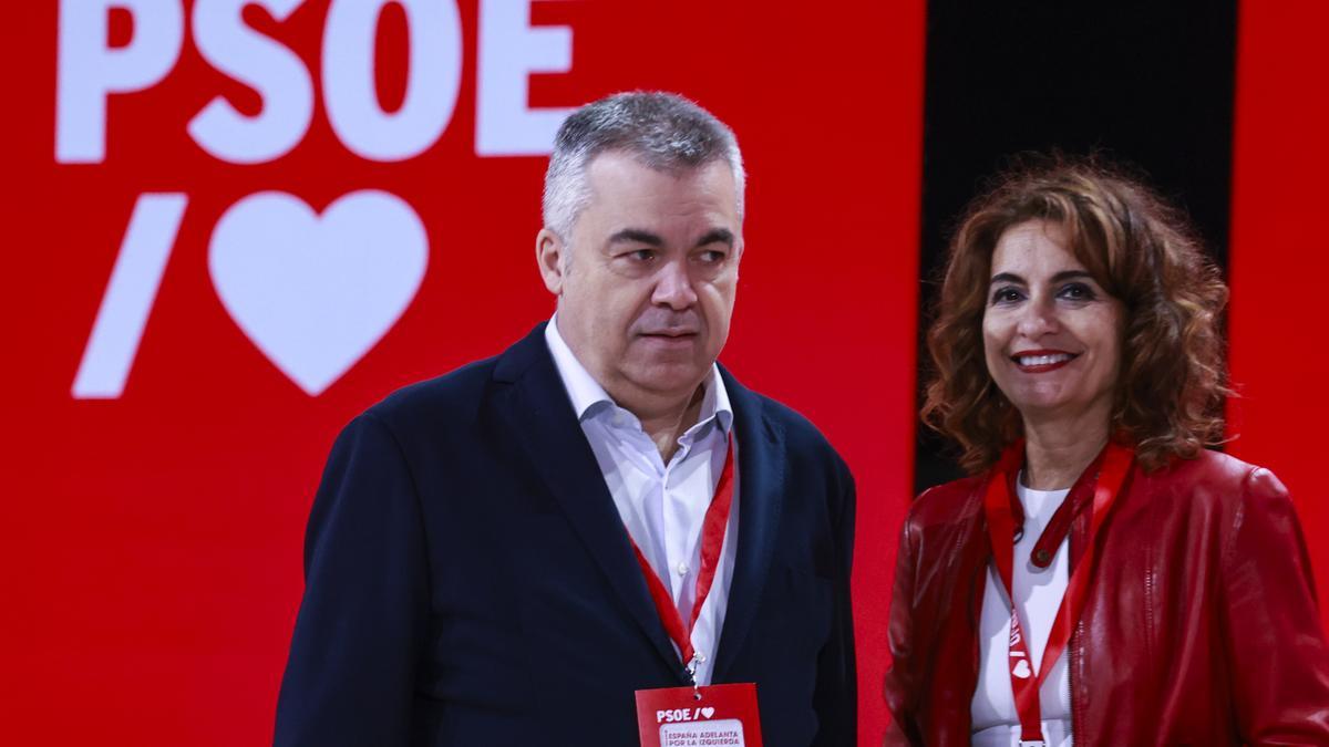 El secretario de Organización del PSOE, Santos Cerdán, (i) junto a la vicesecretaria general del PSOE y vicepresidenta primera, María Jesús Montero, (d) durante el primer día del 41 Congreso Federal del PSOE.