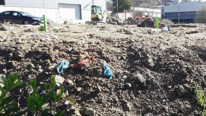 Trabajos en el terreno en el que se ubicará la pista de "skate", en la que se aprecian restos de basura. // FdV