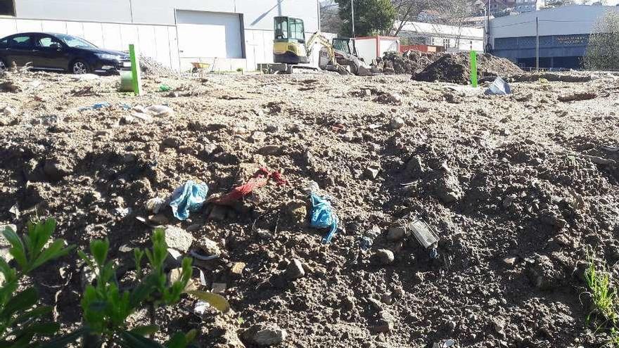 Trabajos en el terreno en el que se ubicará la pista de &quot;skate&quot;, en la que se aprecian restos de basura. // FdV