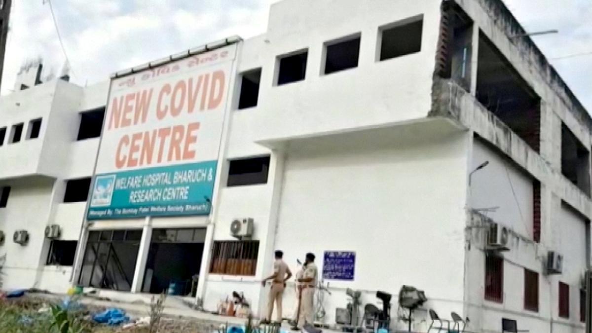 Mueren 16 personas en el incendio de un hospital para pacientes COVID en la India.