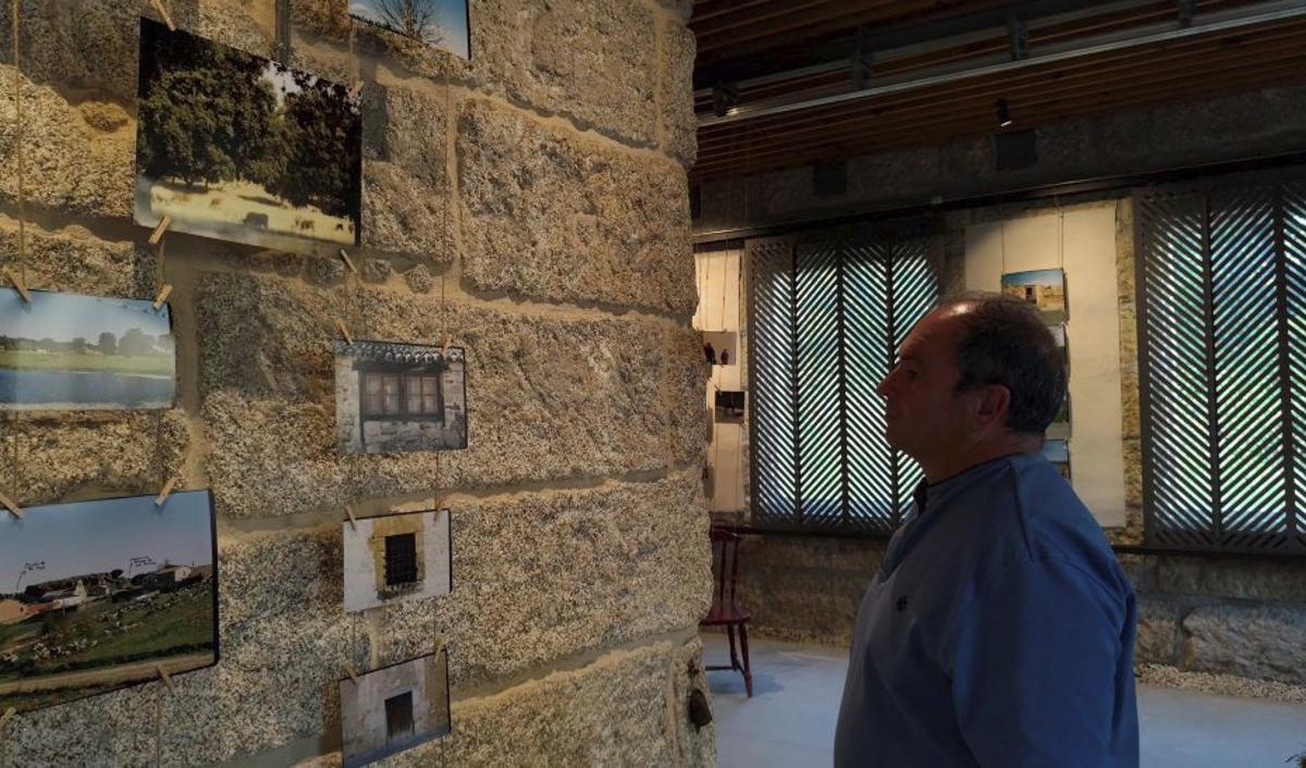 El padre de Daniel Bragado contempla algunas de las fotografías.  | CEDIDA