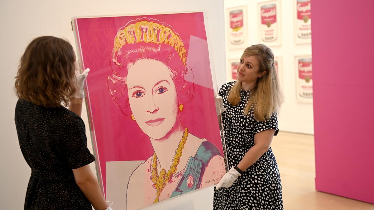 Uno de los retratos de Isabel II realizados por Andy Warhol en 1985 es expuesto en la galería Phillips de Londres, este miércoles.