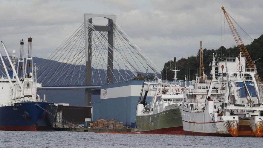 Un mercante al lado de dos de los grandes arrastreros gallegos que faenan en Malvinas.